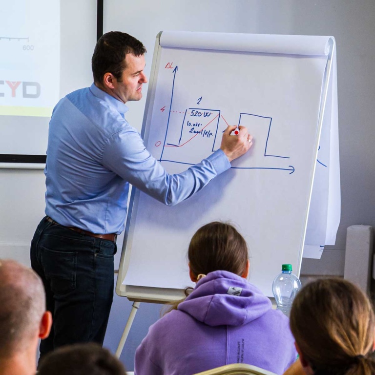 Erdélyi Nándor a táblánál magyaráz egy ENSPORT workshopon